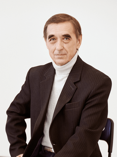 Олег Ельмикеев